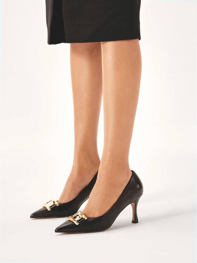 Kazar Tijdloze pumps met gouden decoratie op de neus Black Dames