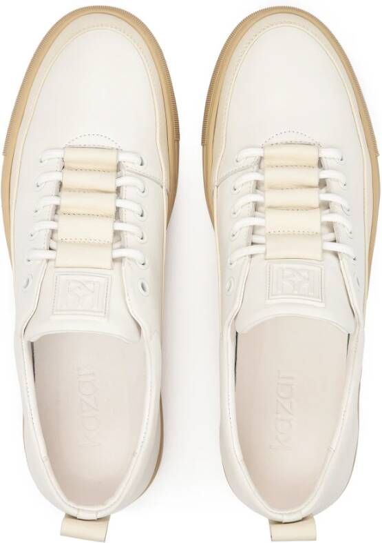 Kazar Witte leren sneakers op een beige zool White Heren