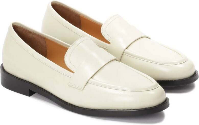 Kazar Witte loafers met zwarte zool White Dames