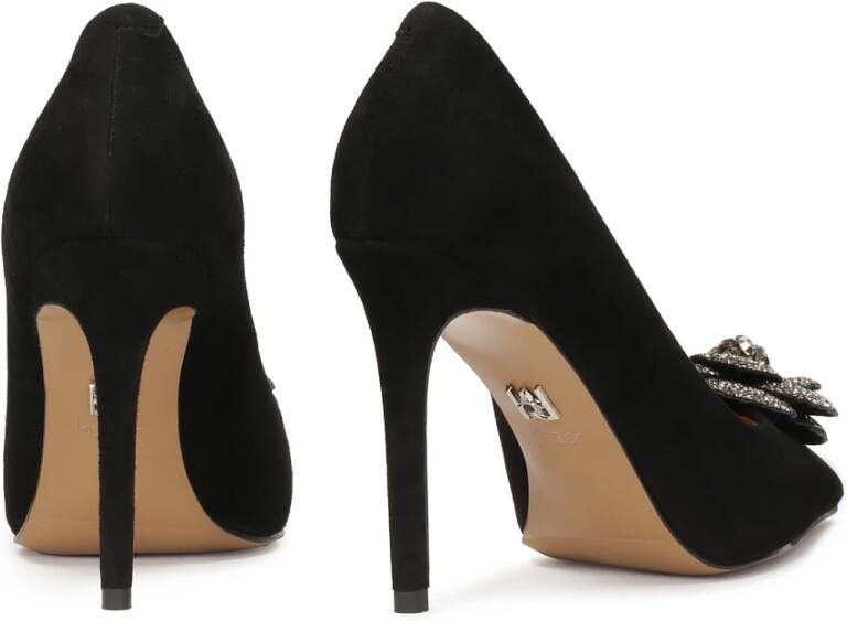 Kazar Zwarte suède pumps met glanzende bloem Black Dames