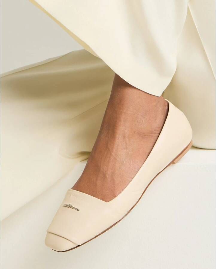 Kiton Geëmbosseerde leren balletflats Beige Dames