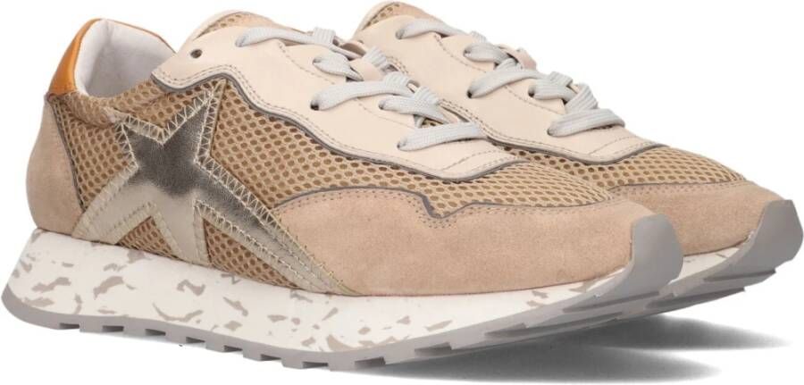 Lola Cruz Camel Suède Sneaker met Gouden Accenten Brown Dames