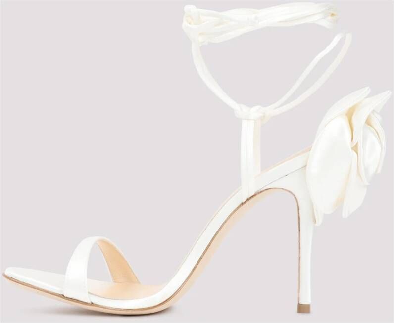 Magda Butrym Witte Pumps met Stoffen Bloemversiering White Dames