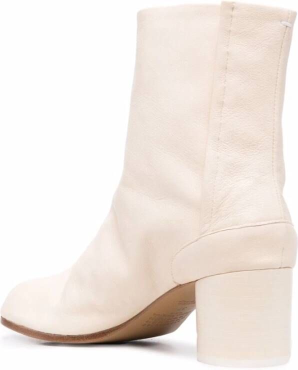 Maison Margiela Crème Enkellaarzen met Tabi-teen Beige Dames