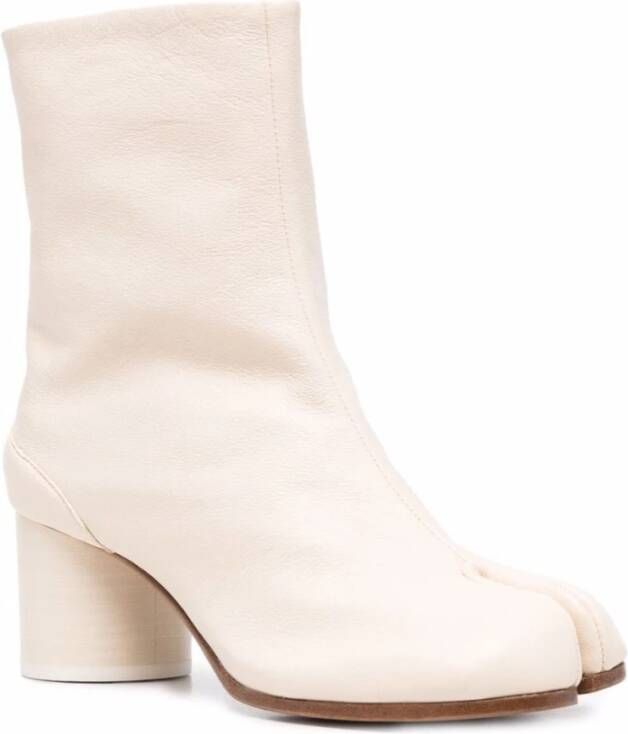 Maison Margiela Crème Enkellaarzen met Tabi-teen Beige Dames