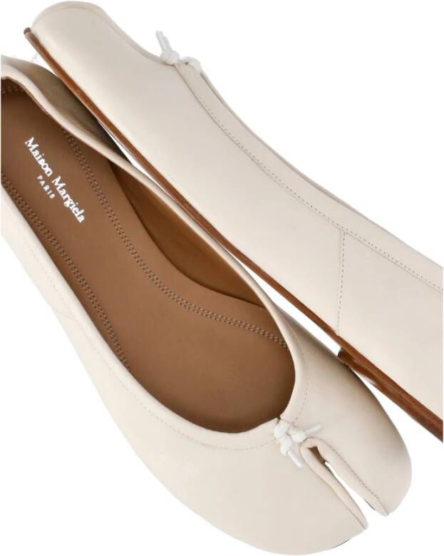 Maison Margiela Ivoorleren Ballerinaschoenen met Iconische Tabi-teen Beige Dames