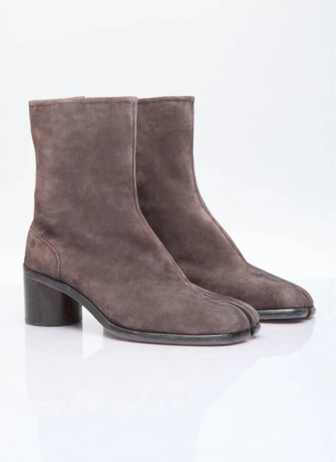 Maison Margiela Suede Tabi Enkellaarzen met Distressed Hak Brown Heren