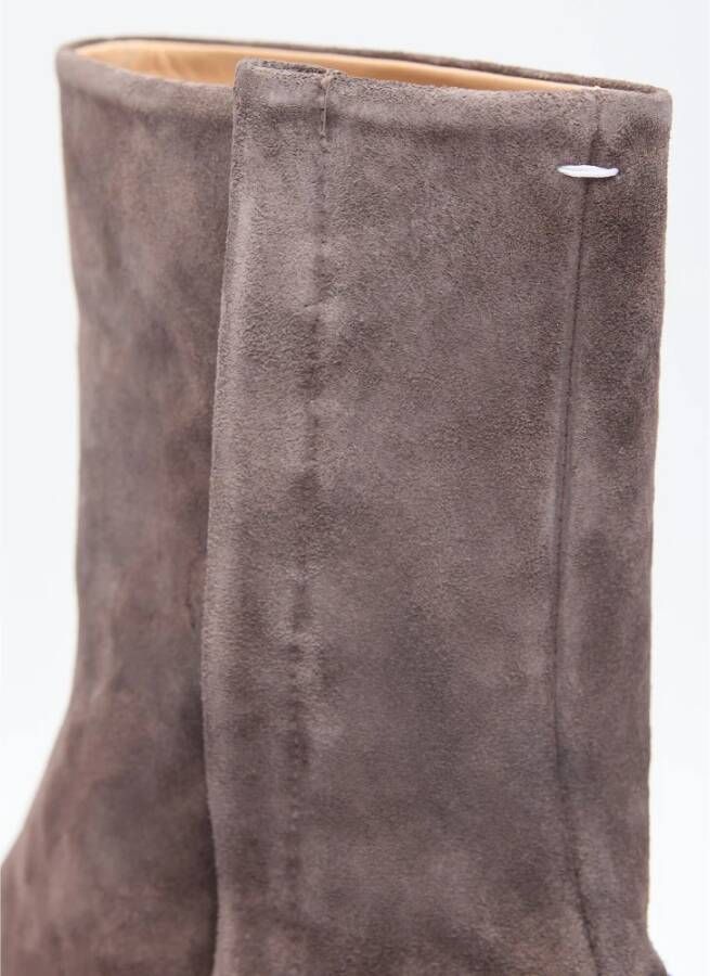 Maison Margiela Suede Tabi Enkellaarzen met Distressed Hak Brown Heren