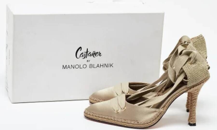 Manolo Blahnik Pre-owned Canvas heels Beige Dames