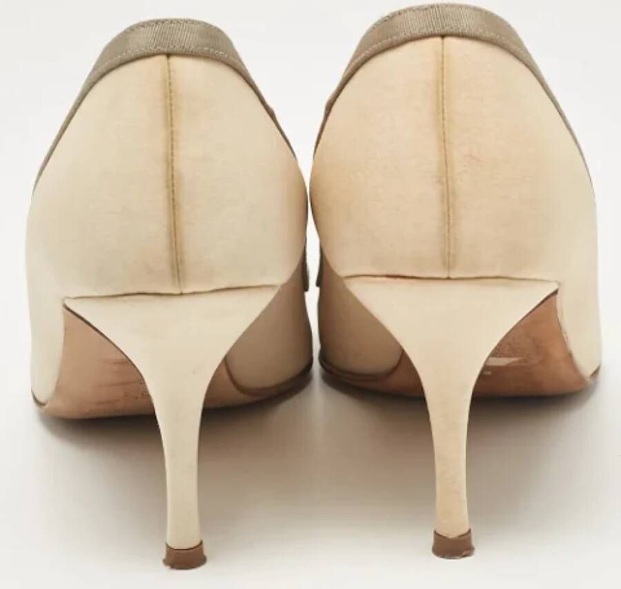 Manolo Blahnik Pre-owned Canvas heels Beige Dames