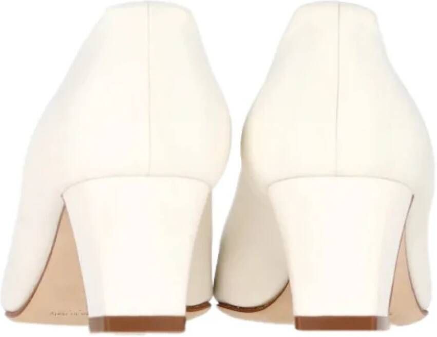 Manolo Blahnik Pre-owned Fabric heels White Dames