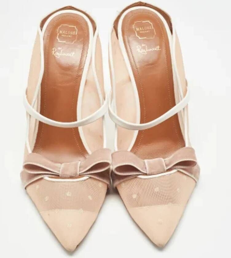 Manolo Blahnik Pre-owned Lace heels Beige Dames