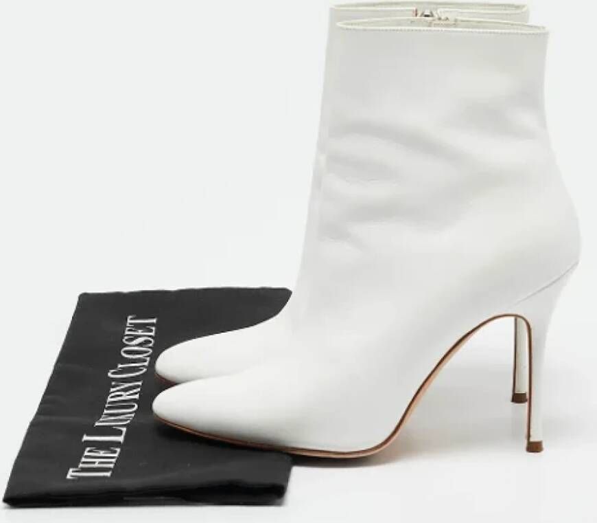 Manolo Blahnik Pre-owned Leather boots White Dames