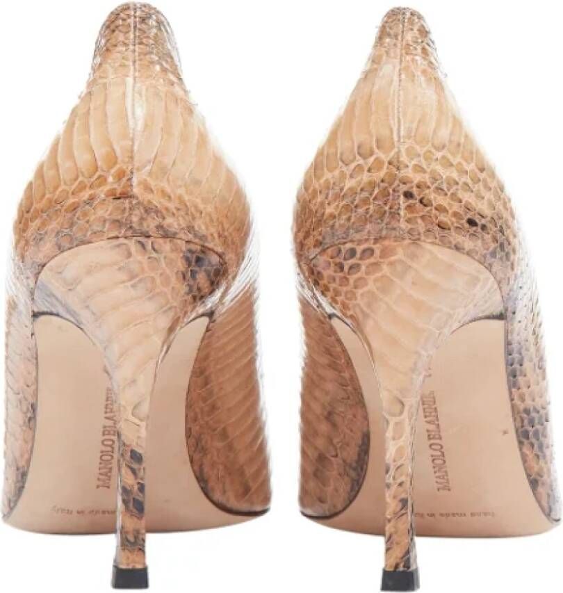 Manolo Blahnik Pre-owned Leather heels Beige Dames