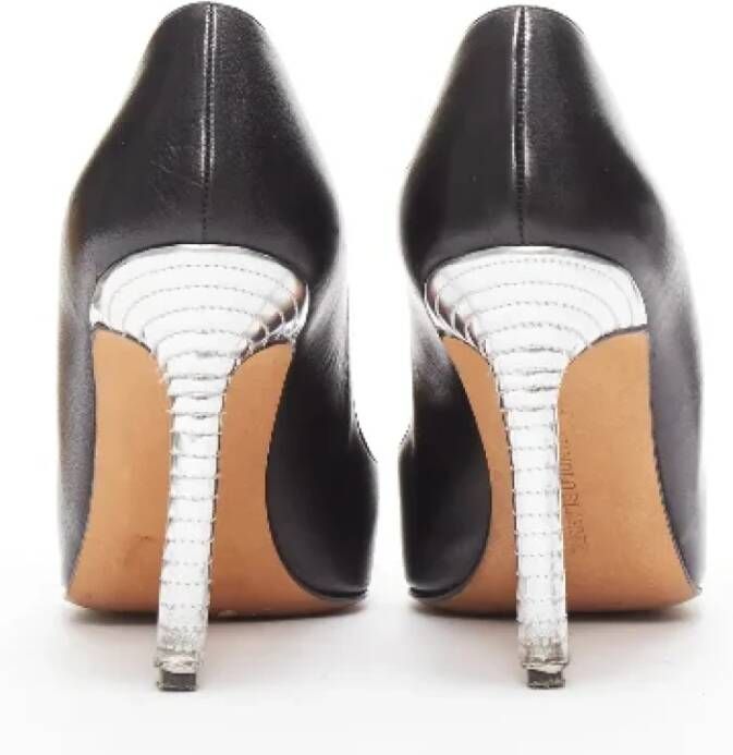 Manolo Blahnik Pre-owned Leather heels Black Dames