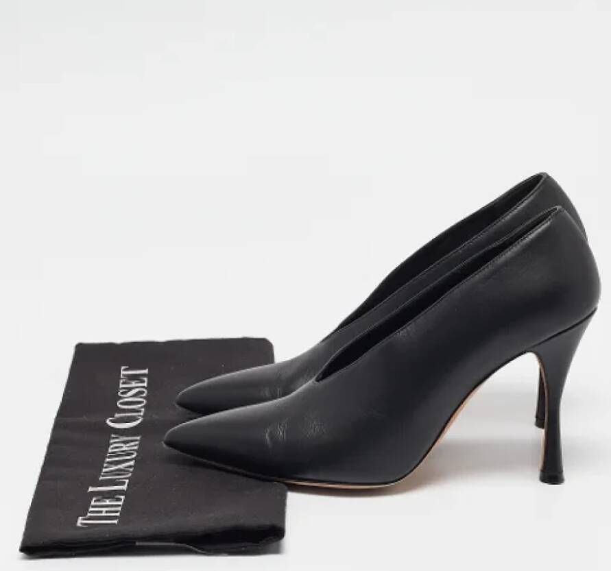 Manolo Blahnik Pre-owned Leather heels Black Dames