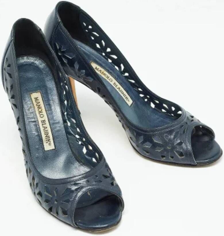 Manolo Blahnik Pre-owned Leather heels Blue Dames