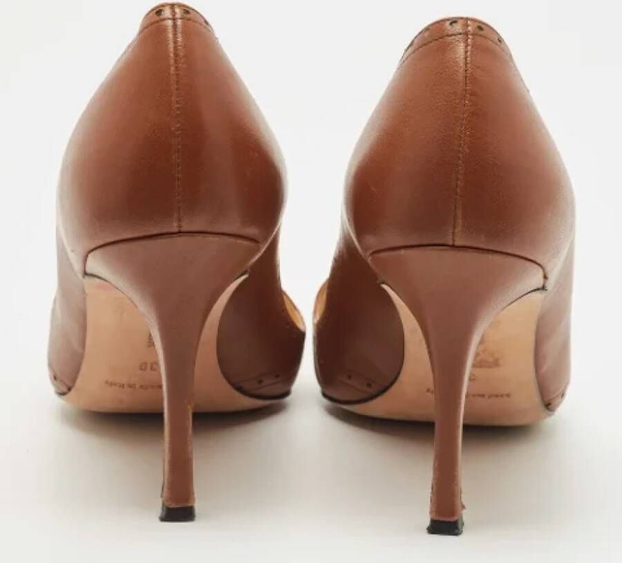 Manolo Blahnik Pre-owned Leather heels Brown Dames