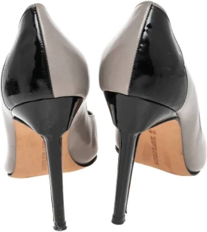 Manolo Blahnik Pre-owned Leather heels Gray Dames