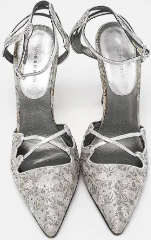 Manolo Blahnik Pre-owned Leather heels Gray Dames