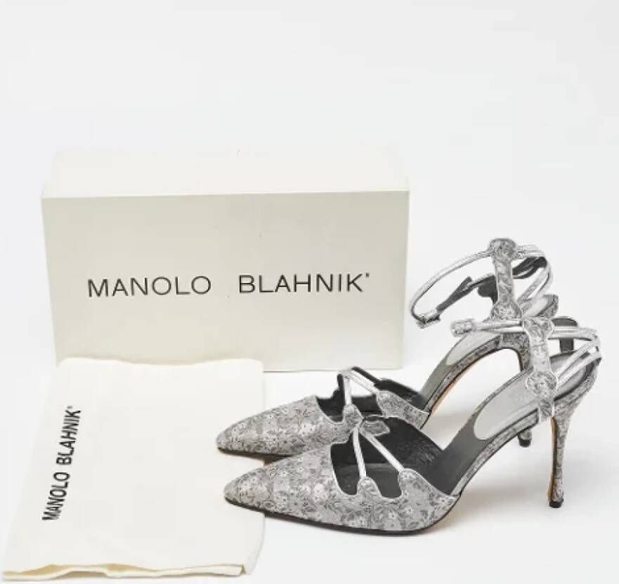 Manolo Blahnik Pre-owned Leather heels Gray Dames