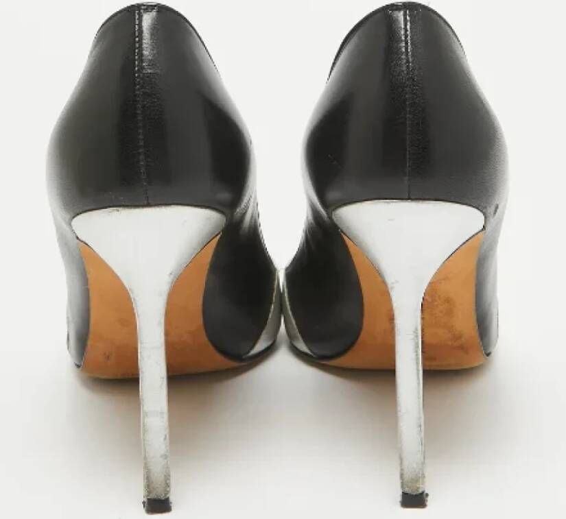 Manolo Blahnik Pre-owned Leather heels Gray Dames