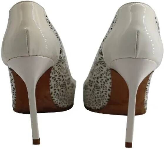 Manolo Blahnik Pre-owned Leather heels White Dames