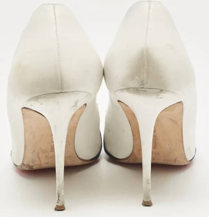 Manolo Blahnik Pre-owned Leather heels White Dames