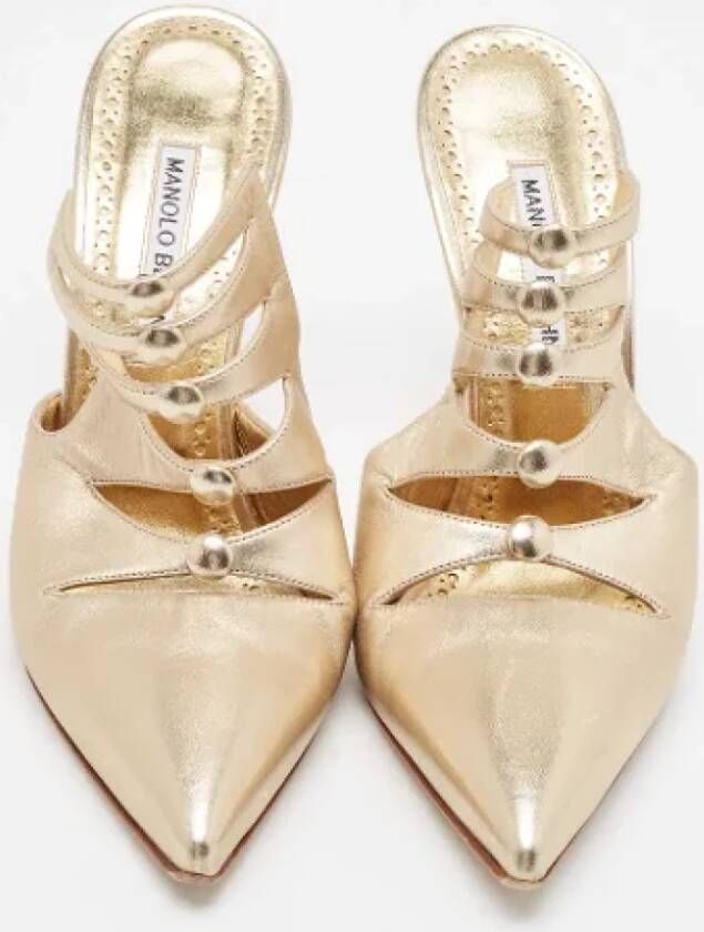 Manolo Blahnik Pre-owned Leather mules Beige Dames