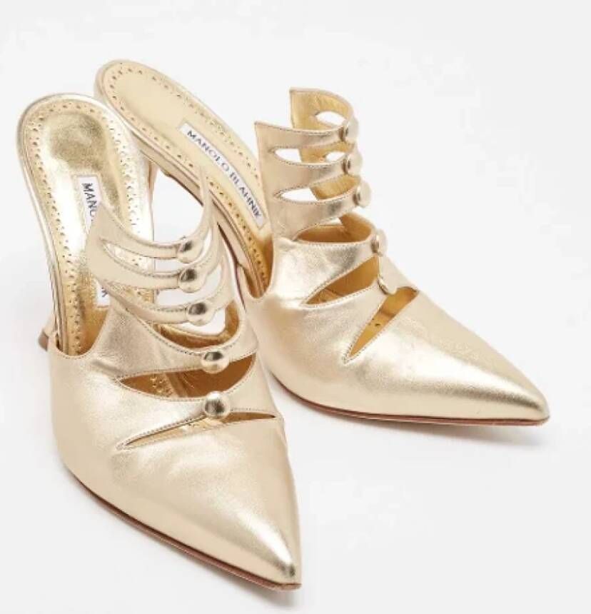 Manolo Blahnik Pre-owned Leather mules Beige Dames