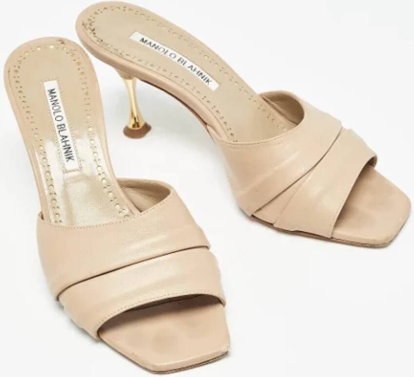 Manolo Blahnik Pre-owned Leather sandals Beige Dames