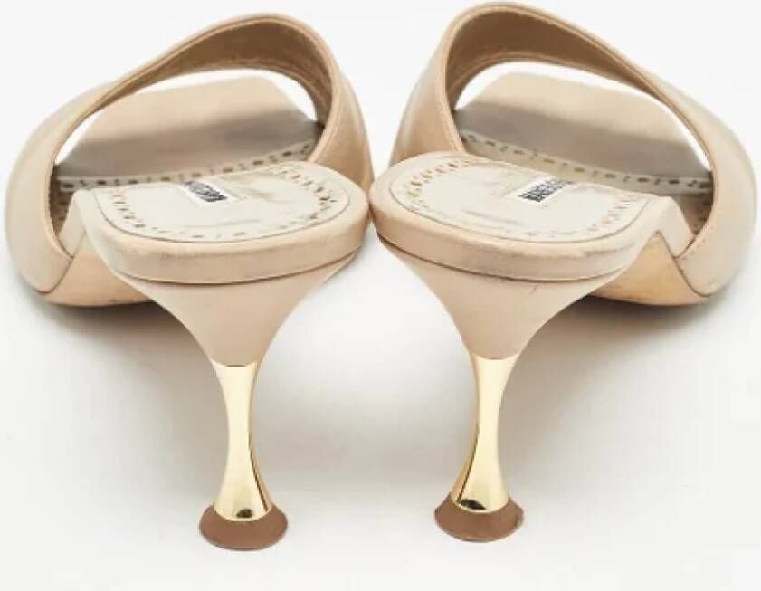 Manolo Blahnik Pre-owned Leather sandals Beige Dames