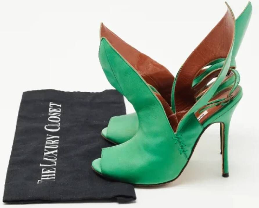 Manolo Blahnik Pre-owned Leather sandals Green Dames