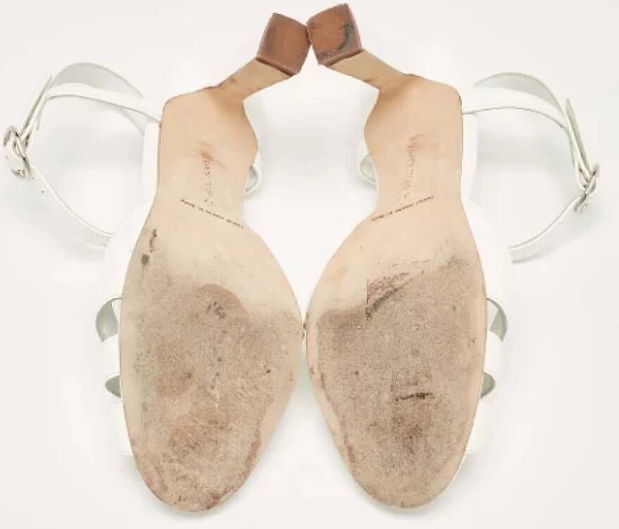 Manolo Blahnik Pre-owned Leather sandals White Dames