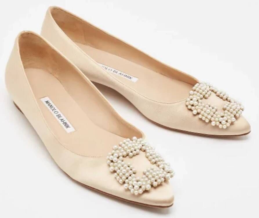 Manolo Blahnik Pre-owned Satin flats Beige Dames