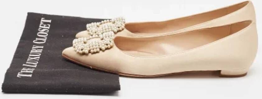 Manolo Blahnik Pre-owned Satin flats Beige Dames