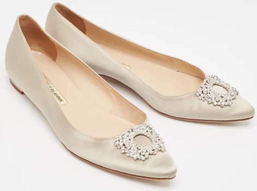 Manolo Blahnik Pre-owned Satin flats Gray Dames