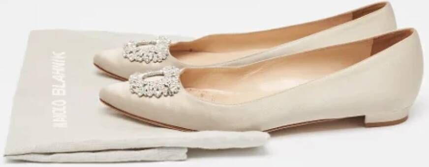 Manolo Blahnik Pre-owned Satin flats Gray Dames