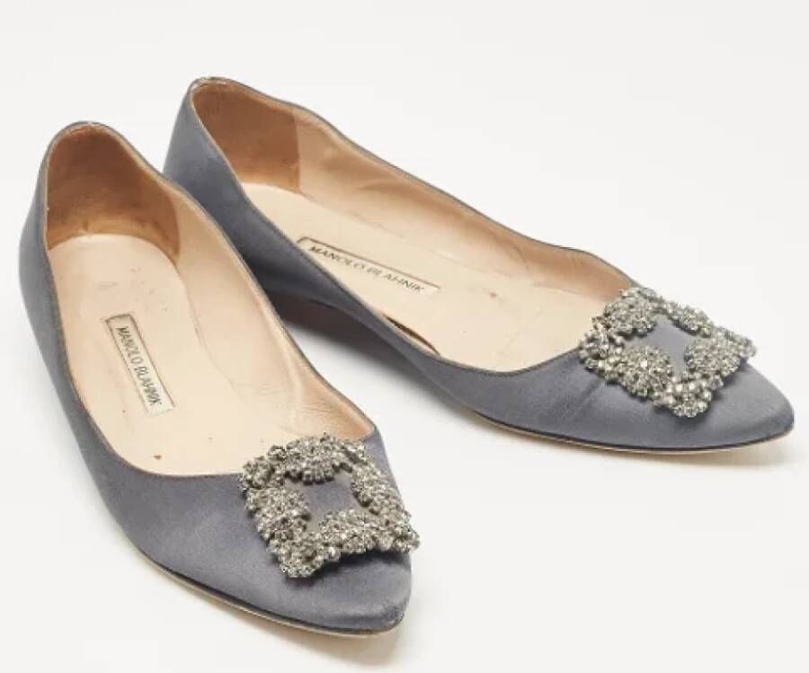 Manolo Blahnik Pre-owned Satin flats Gray Dames