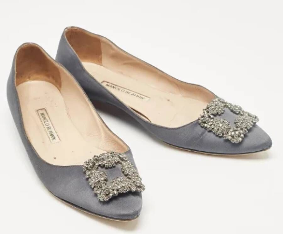 Manolo Blahnik Pre-owned Satin flats Gray Dames