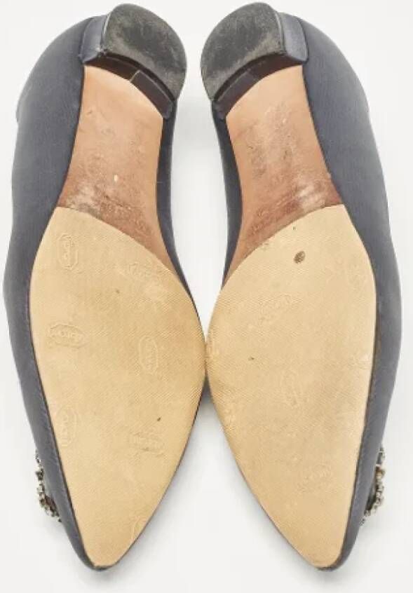 Manolo Blahnik Pre-owned Satin flats Gray Dames