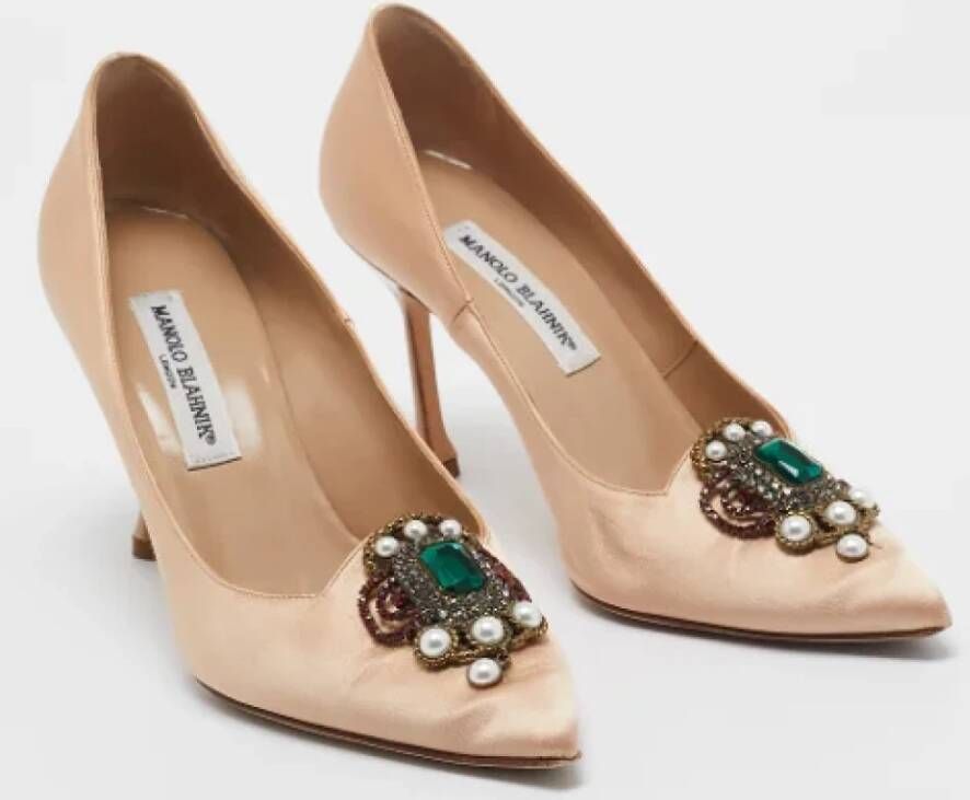 Manolo Blahnik Pre-owned Satin heels Beige Dames