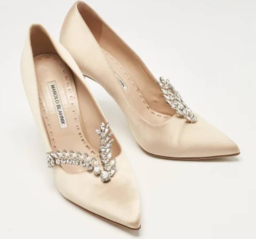 Manolo Blahnik Pre-owned Satin heels Beige Dames