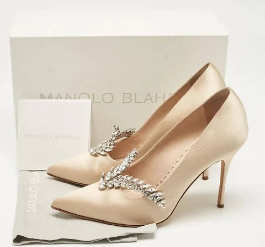 Manolo Blahnik Pre-owned Satin heels Beige Dames