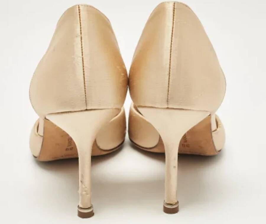 Manolo Blahnik Pre-owned Satin heels Beige Dames