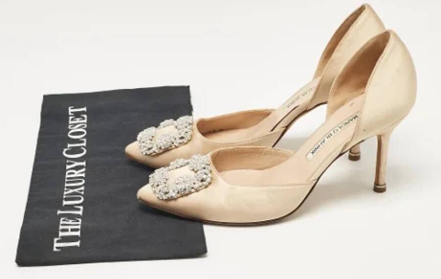 Manolo Blahnik Pre-owned Satin heels Beige Dames