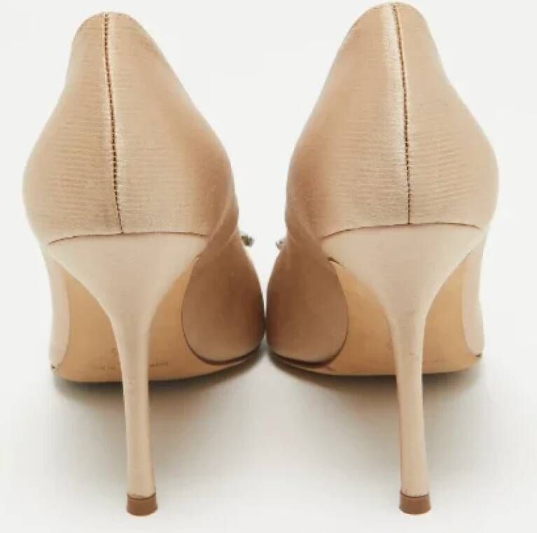 Manolo Blahnik Pre-owned Satin heels Beige Dames