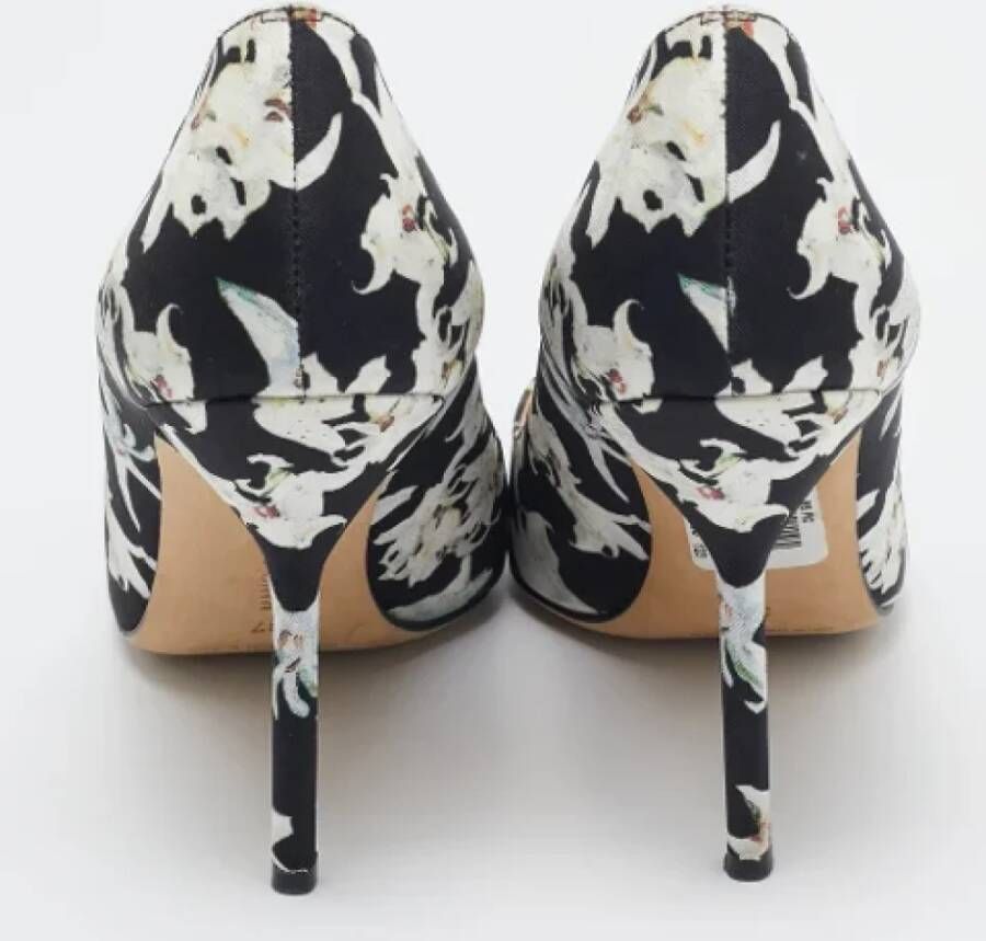 Manolo Blahnik Pre-owned Satin heels Black Dames