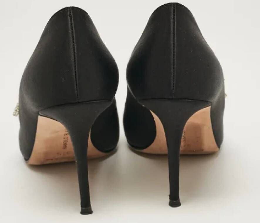 Manolo Blahnik Pre-owned Satin heels Black Dames