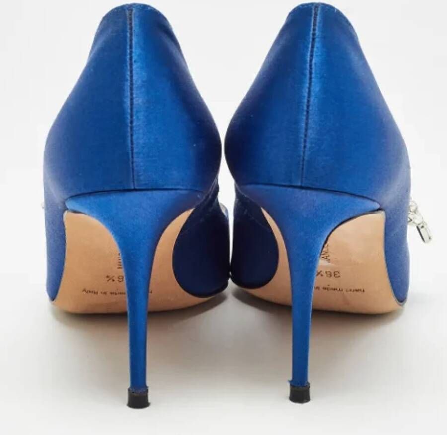 Manolo Blahnik Pre-owned Satin heels Blue Dames